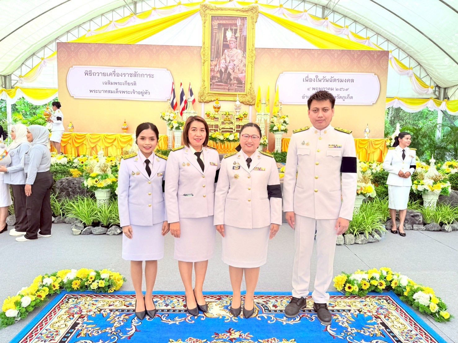 เข้าร่วมถวายพานพุ่มเงิน พานพุ่มทองเบื้องหน้าพระบรมฉายาลักษณ์พระบาทสมเด็จพระเจ้าอยู่หัว
